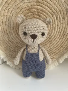 Beertje Met Tuinbroek Blauw - gehaakte knuffel