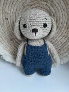 Hondje Met Blauwe Tuinbroek - gehaakte knuffel