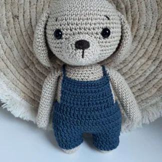 Hondje Met Blauwe Tuinbroek - gehaakte knuffel