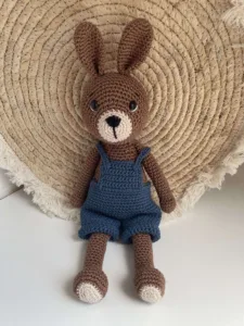 Konijn Bruin Met Tuinbroek Blauw - gehaakte knuffel
