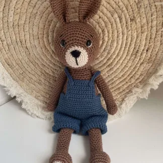 Konijn Bruin Met Tuinbroek Blauw - gehaakte knuffel