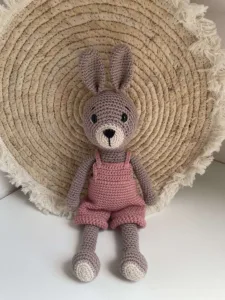 Konijn Met Tuinbroek Oud-Roze - gehaakte knuffel