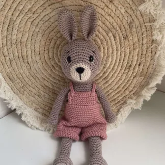 Konijn Met Tuinbroek Oud-Roze - gehaakte knuffel