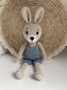 Konijn Zand Met Tuinbroek Blauw - gehaakte knuffel