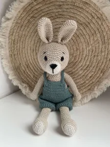 Konijn Zand Met Tuinbroek Groen - gehaakte knuffel