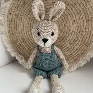 Konijn Zand Met Tuinbroek Groen - gehaakte knuffel