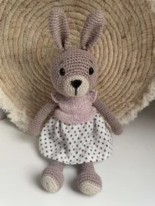 Taupe Konijn Met Roze Trui En Sterren Rokje - gehaakte knuffel