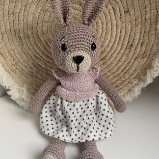 Taupe Konijn Met Roze Trui En Sterren Rokje - gehaakte knuffel