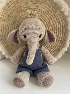 Olifant Met Blauwe Tuinbroek - gehaakte knuffel
