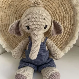 Olifant Met Blauwe Tuinbroek - gehaakte knuffel