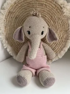 Olifant Met Tuinbroek Roze - gehaakte knuffel