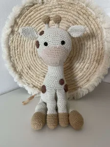 Zittende Giraf Met Bruine Vlekken - gehaakte knuffel