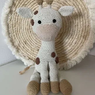 Zittende Giraf Met Bruine Vlekken - gehaakte knuffel