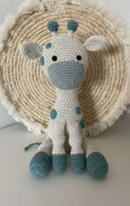 Zittende Giraf Met Groene Vlekken - gehaakte knuffel