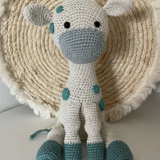 Zittende Giraf Met Groene Vlekken - gehaakte knuffel