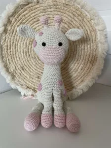 Zittende Giraf Met Roze Vlekken - gehaakte knuffel