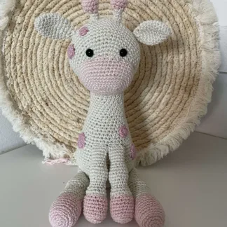 Zittende Giraf Met Roze Vlekken - gehaakte knuffel