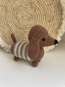 Teckeltje Taupe - gehaakte knuffel