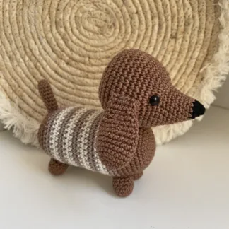 Teckeltje Taupe - gehaakte knuffel