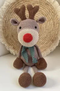 Groot Rendier Met Sjaal - gehaakte knuffel