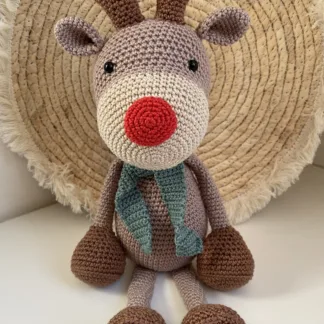 Groot Rendier Met Sjaal - gehaakte knuffel